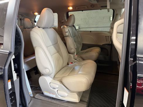 Used 2015 Toyota Sienna XLE Premium FWD image 24