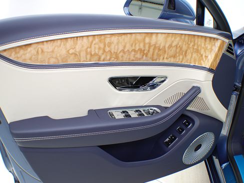 Certified 2022 Bentley Flying Spur Plug-In Hybrid AWD/4WD image 49