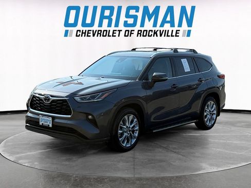 Used 2022 Toyota Highlander Limited FWD image 2