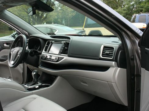 Used 2019 Toyota Highlander XLE AWD/4WD image 8