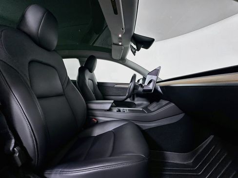 Used 2023 Tesla Model Y 2WD image 32