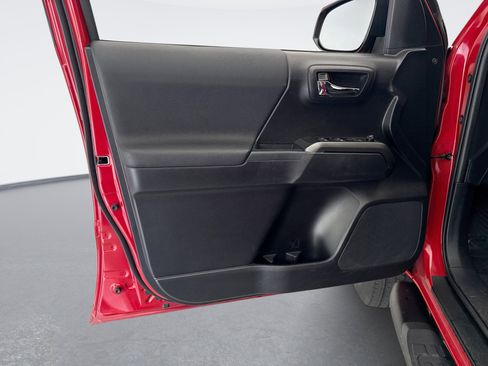 Used 2021 Toyota Tacoma TRD Sport image 9