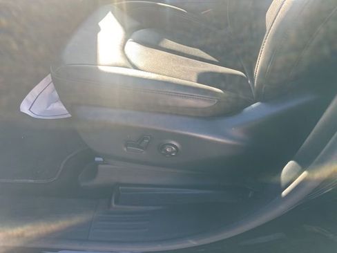 Used 2025 Chrysler Pacifica Select w/ Uconnect Theater Family Group image 21