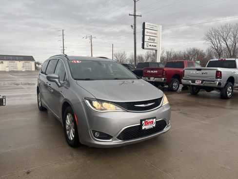 Used 2018 Chrysler Pacifica Touring-L image 35