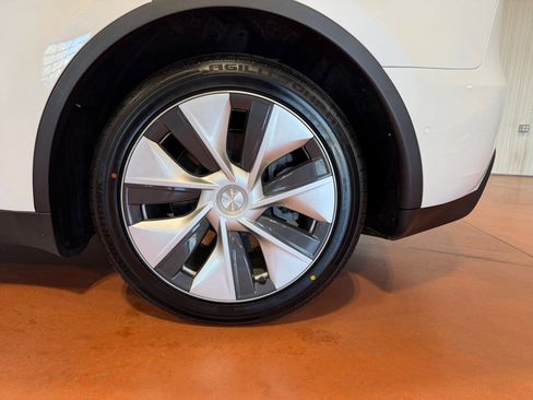 Used 2020 Tesla Model Y Long Range image 12