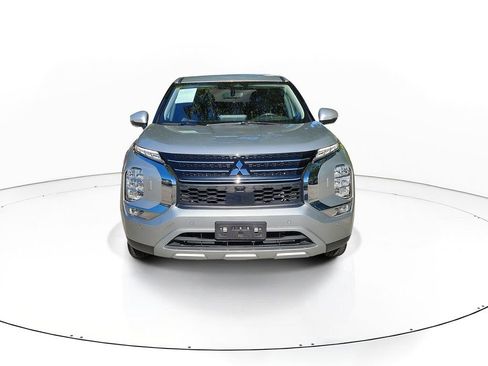 Used 2024 Mitsubishi Outlander SE image 2