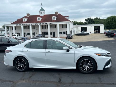Used 2023 Toyota Camry SE image 4
