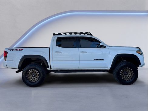 Used 2018 Toyota Tacoma TRD Off-Road AWD/4WD image 7