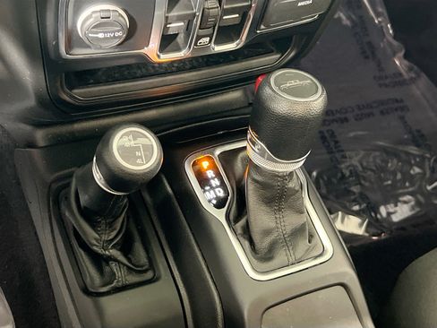 Used 2022 Jeep Gladiator Sport image 15