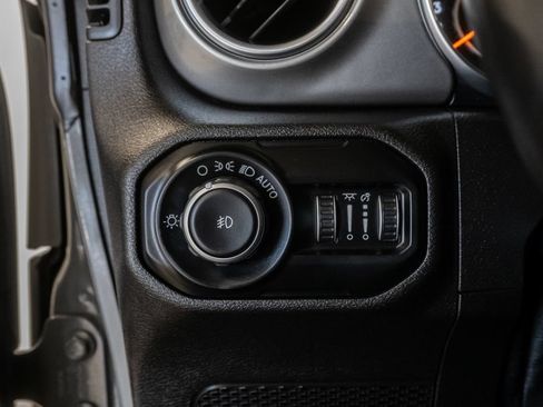 Used 2019 Jeep Wrangler Unlimited Sahara AWD/4WD image 12