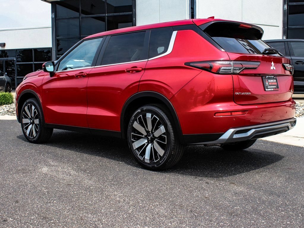 Used 2025 Mitsubishi Outlander SE AWD/4WD image 4