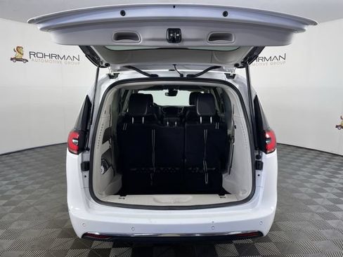 Used 2024 Chrysler Pacifica Touring-L FWD image 39