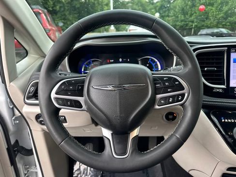 Used 2022 Chrysler Pacifica Touring-L FWD image 33
