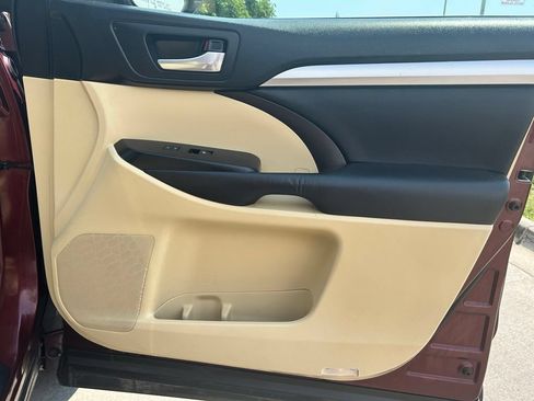 Used 2015 Toyota Highlander XLE AWD/4WD image 29