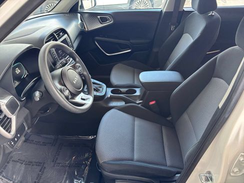 Used 2025 Kia Soul LX w/ LX Technology Package FWD image 27