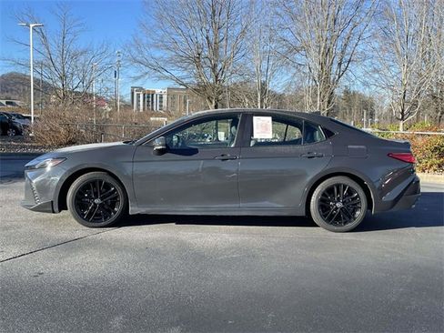 Used 2025 Toyota Camry SE image 2