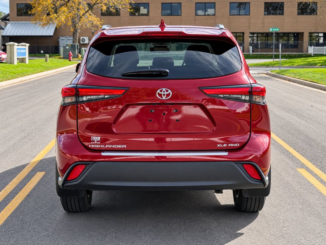Used 2020 Toyota Highlander XLE AWD/4WD image 4