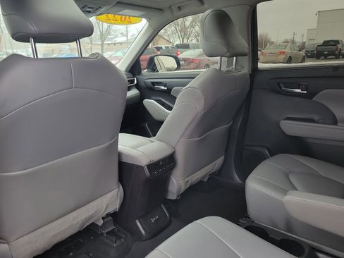 Used 2022 Toyota Highlander XLE AWD/4WD image 11