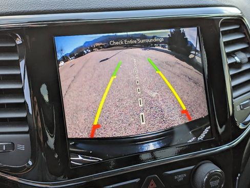 Used 2022 Jeep Grand Cherokee Laredo E image 17