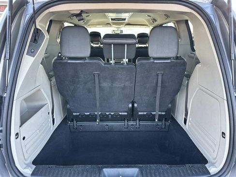 Used 2015 Chrysler Town & Country Touring-L w/ Driver Convenience Group image 10