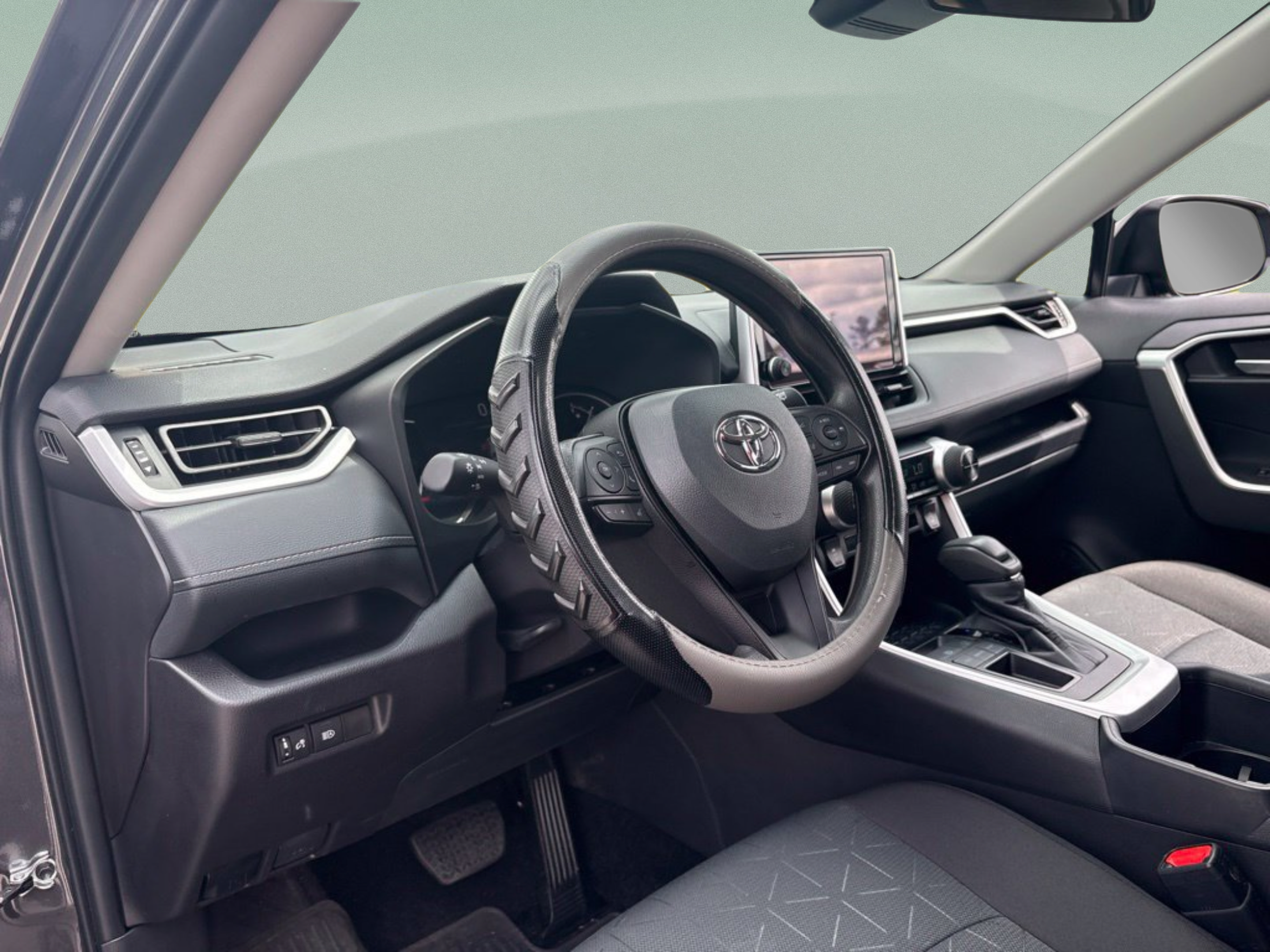 Used 2025 Toyota RAV4 XLE FWD image 19