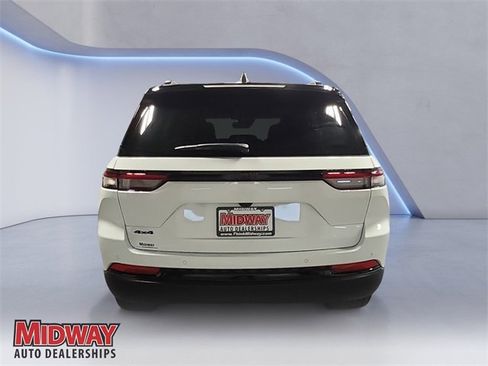 New 2025 Jeep Grand Cherokee Limited w/ Trailer Tow Package image 4