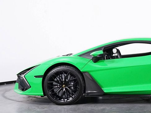 Used 2025 Lamborghini Revuelto image 13