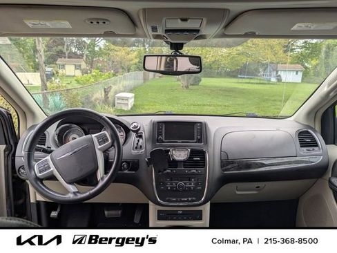 Used 2016 Chrysler Town & Country Touring-L FWD image 5
