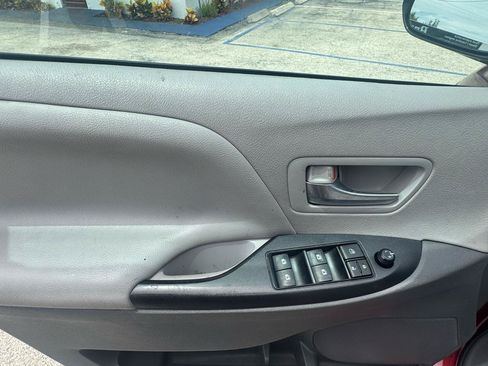 Used 2019 Toyota Sienna LE FWD image 9