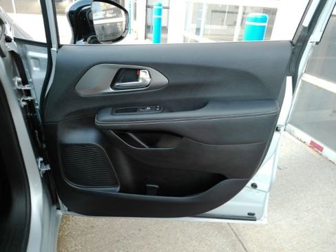 Used 2026 Chrysler Pacifica Select image 20