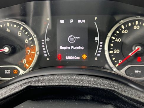 Used 2017 Jeep Renegade Latitude FWD image 16