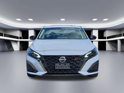 Used 2024 Nissan Altima 2.5 SR w/ SR Premium Package FWD image 9