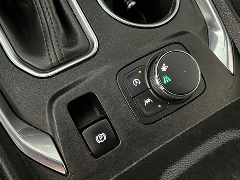 Used 2023 Chevrolet Traverse LT image 48