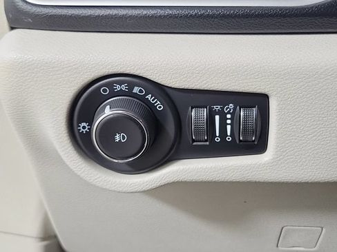 Used 2023 Chrysler Pacifica Touring-L FWD image 23