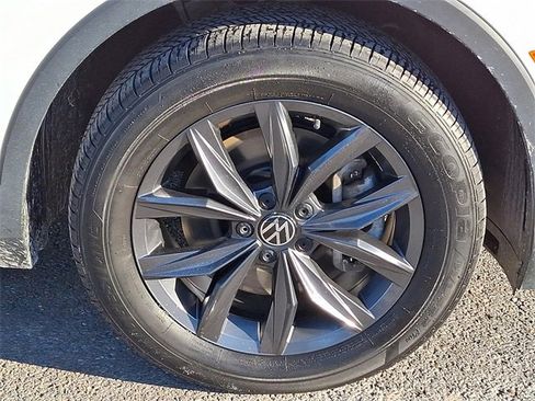Used 2022 Volkswagen Tiguan SE image 8