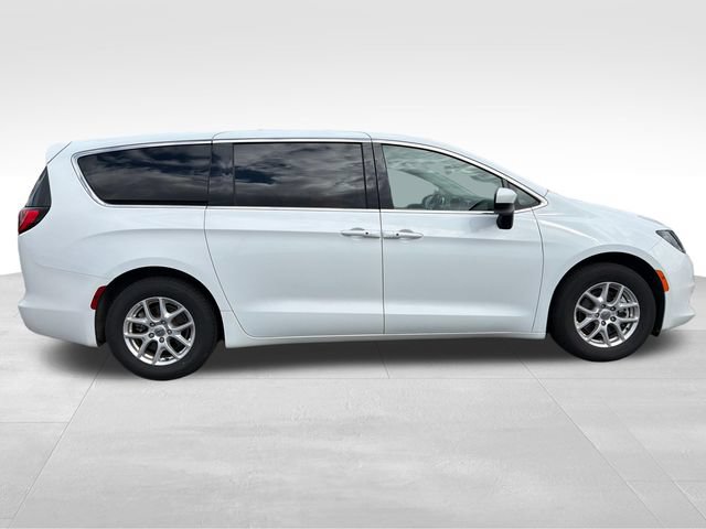 Used 2023 Chrysler Voyager LX FWD image 8