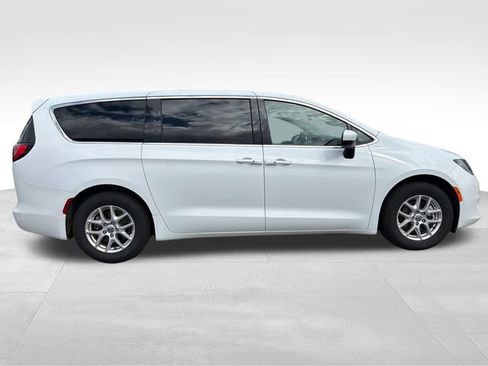 Used 2023 Chrysler Voyager LX FWD image 8