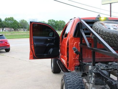 Used 2016 Toyota Tacoma TRD Off-Road w/ Premium & Technology Package AWD/4WD image 9
