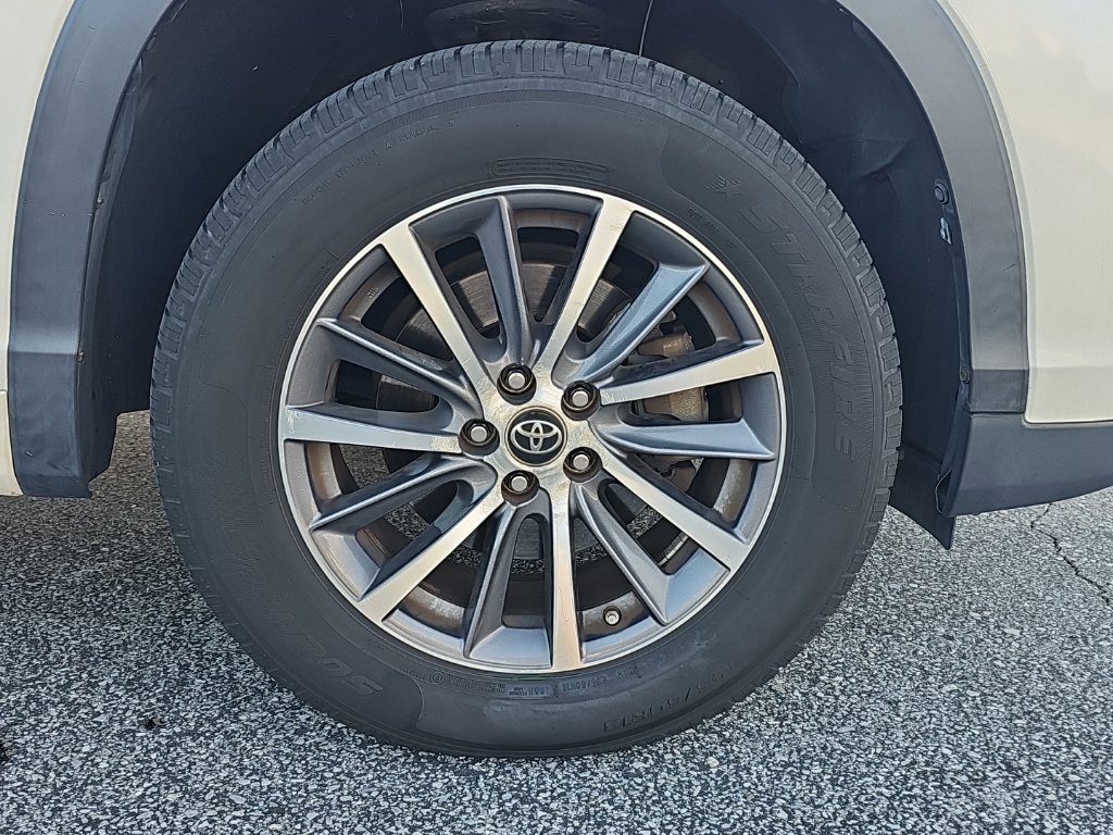 Used 2017 Toyota Highlander XLE FWD image 12