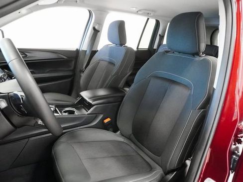 Used 2024 Jeep Grand Cherokee Laredo image 12