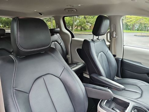 Used 2024 Chrysler Pacifica Touring-L FWD image 11
