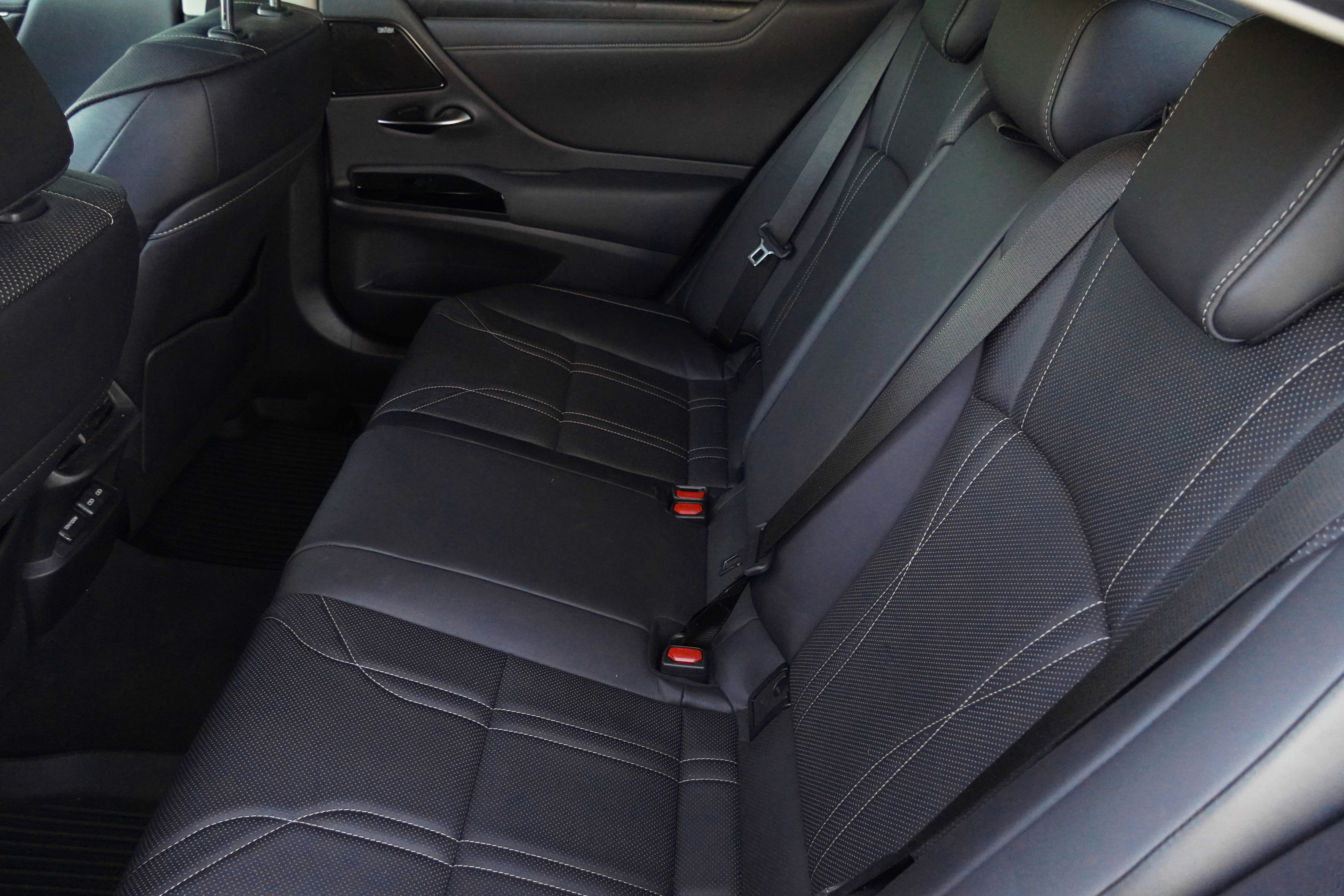 Used 2024 Lexus ES 300h Ultra Luxury w/ Accessory Package (Z2) FWD image 36