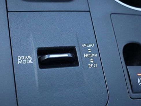 Used 2023 Toyota Highlander L image 19