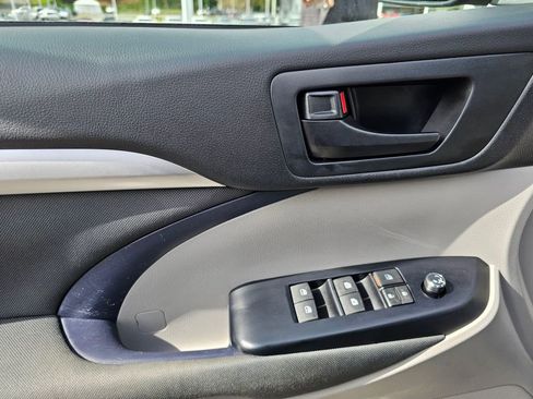 Used 2018 Toyota Highlander LE image 24