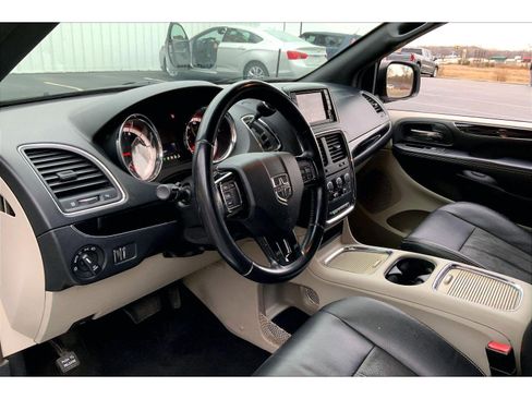 Used 2019 Dodge Grand Caravan SXT image 10