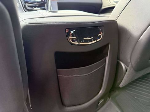 Used 2019 Cadillac Escalade Luxury AWD/4WD image 14