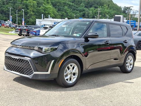 Used 2025 Kia Soul LX FWD image 3