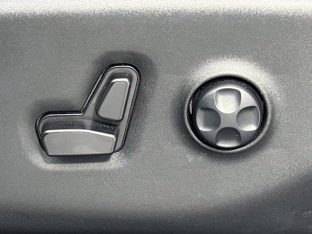 Used 2025 Chrysler Pacifica Limited FWD image 31