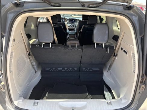 Used 2022 Chrysler Pacifica Limited FWD image 13