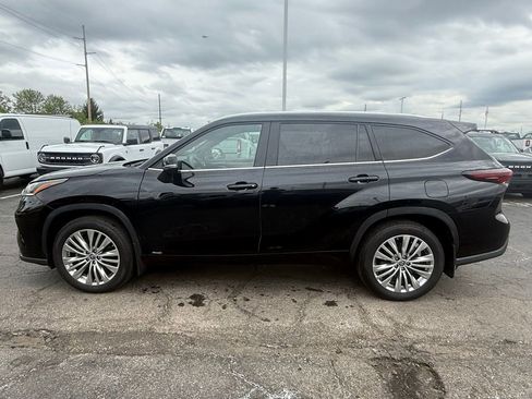 Used 2025 Toyota Highlander Platinum AWD/4WD image 6